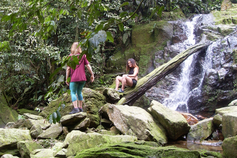 Rosana (no tronco) e Inezinha - cachoeira escondida do vale