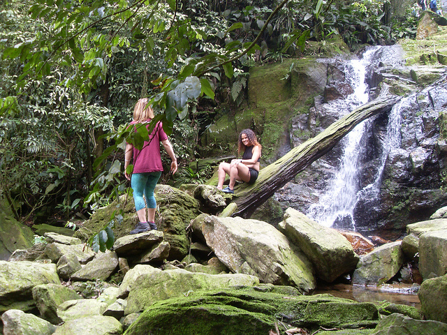 Rosana (no tronco) e Inezinha - cachoeira escondida do vale
