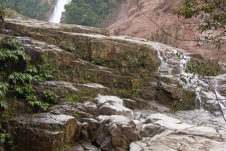 Cachoeira do Perequê sendo avistada e morro com deslizamento