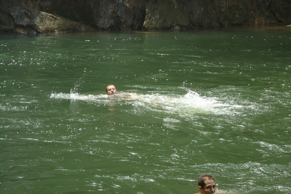 Nadando no lago superior - Cachoeira do Perequê