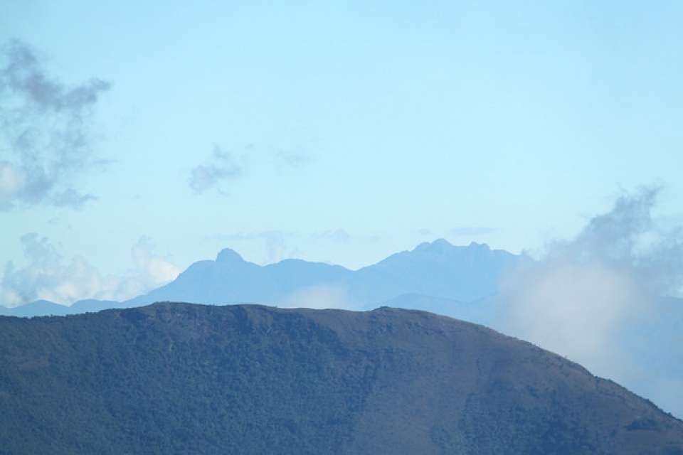 Pico Itaguaré e Marins visto do Morro do Chapéu