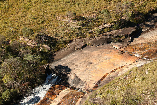 Água passando por baixo da rocha - Tobogã Rio Piracicaba