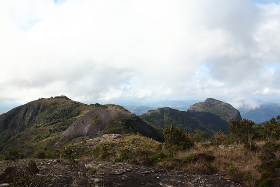 Mirante à frente para Pedra do Tamanduá / Santuário + Pico do Papagaio