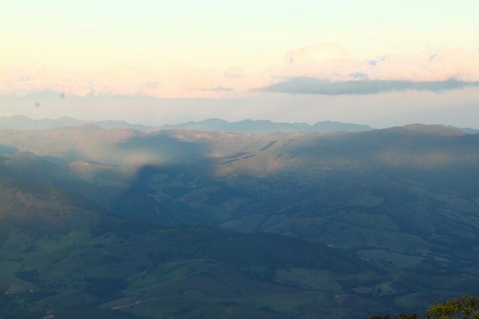 Sombra do Pico do Papagaio sendo projetada nas regiões baixas