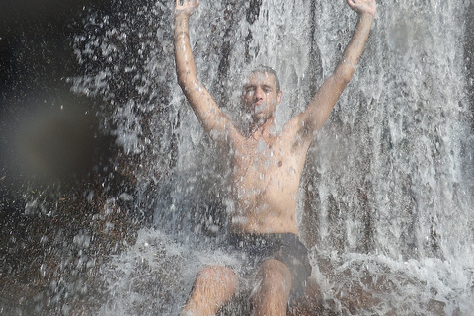 Minha vez de tomar uma ducha na Cachoeira do Saco Bravo
