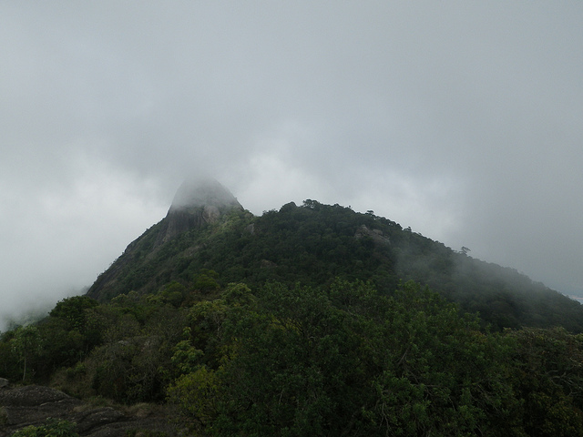 Pico do Lopo parcialmente encoberto - vista da Pedra das Flores