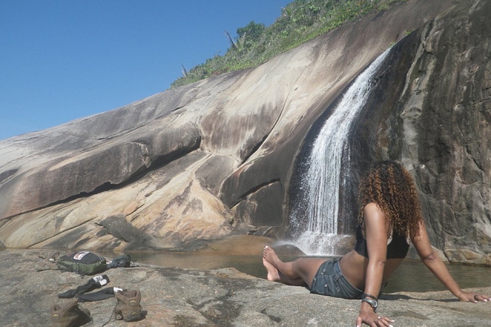 Rosana tomando um sol – Cachoeira do Saco Bravo