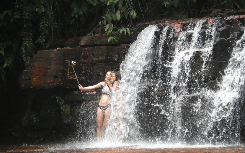 Rosana e Bruna na Cachoeira de Jaspe