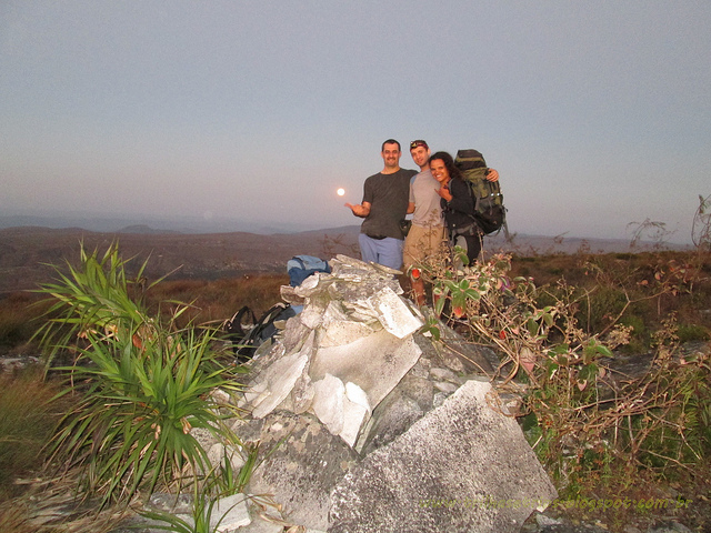 Augusto, eu e Rosana no Pico do Breu com a Lua cheia ao fundo