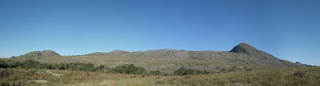 Panorâmica com Pico do Breu à direita