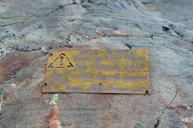 Placa de aviso para quem segue em direção a montanha