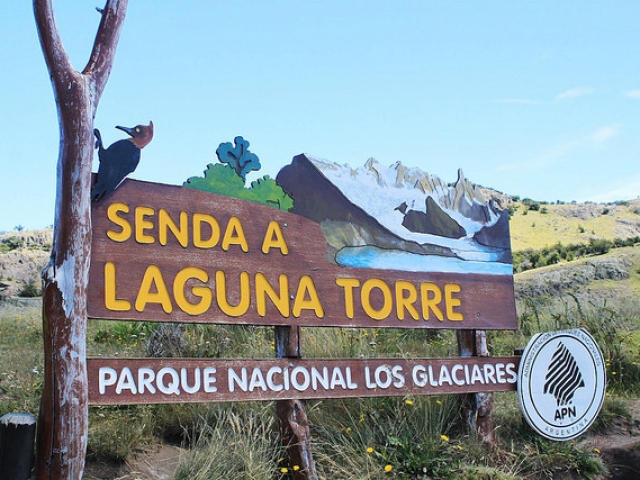 Placa na entrada da trilha para Laguna Torre