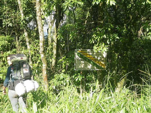 Começo da trilha - Placa indicando área indígena