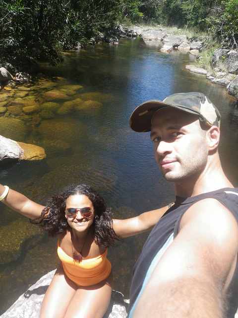 Rosana e eu parados no poço, em no caminho da trilha da Cachoeira da Purificação