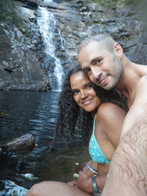 Rosana e eu com a Cachoeira do Funil ao fundo