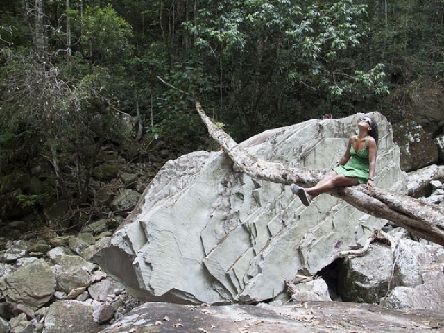 Rosana sobre o tronco - Rio Cachoeirão
