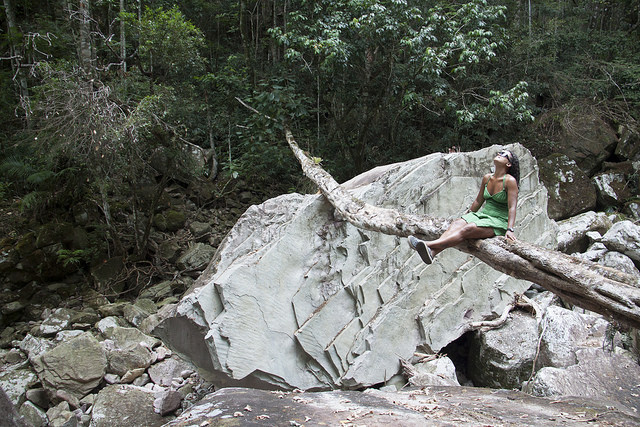 Rosana sobre o tronco - Rio Cachoeirão