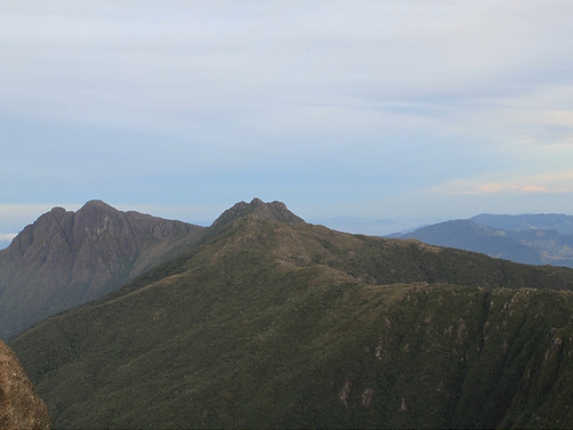 Pico do Marinzinho ao centro e Marins ao fundo e à esquerda