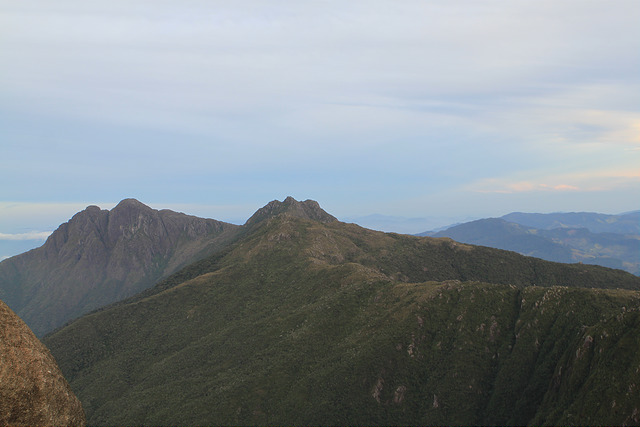 Pico do Marinzinho ao centro e Marins ao fundo e à esquerda