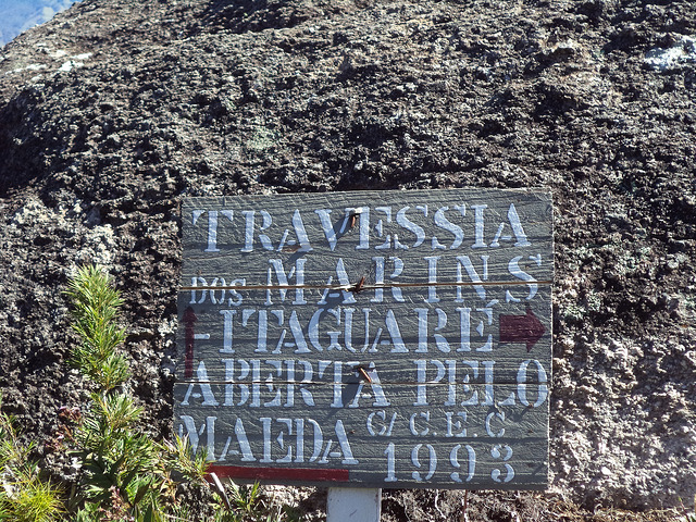 Placa com a data da abertura da travessia Marins x Itaguaré