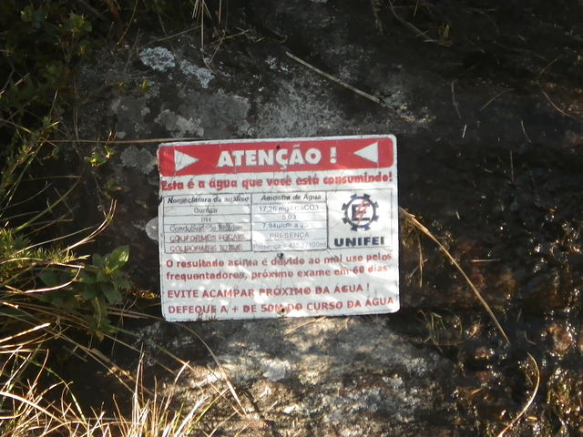 Placa de aviso sobre água contaminada na base do Pico dos Marins
