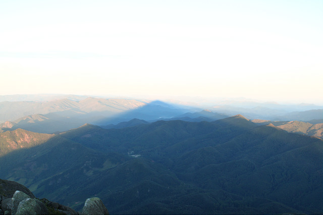 Sombra do Pico dos Marins projetada abaixo