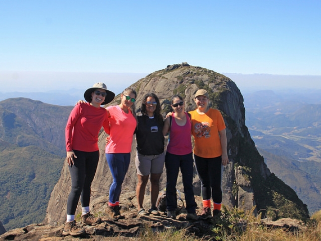 As mulheres no Pico Médio com o Pico Maior ao fundo