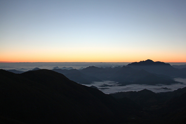Pico da Caledônia à direita, visto da Cabeça de Dragão
