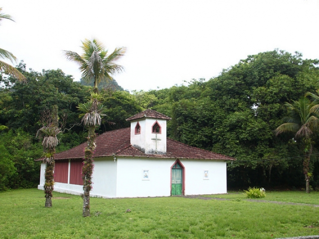 Igreja na saída de Dois Rios