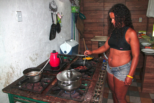 Rosana preparando a janta