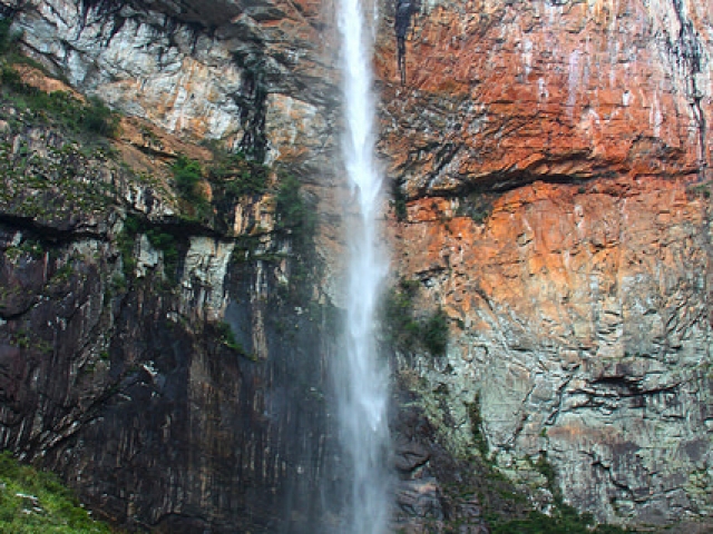 A imensa Cachoeira do Tabuleiro, vista a poucos metros de seu poço