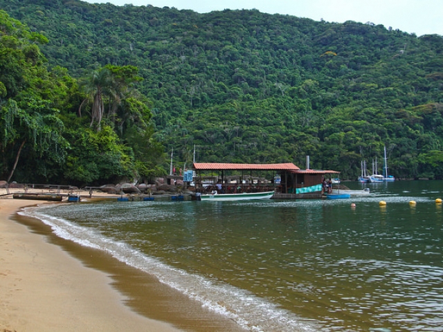 Bar flutuante na Praia do Pouso