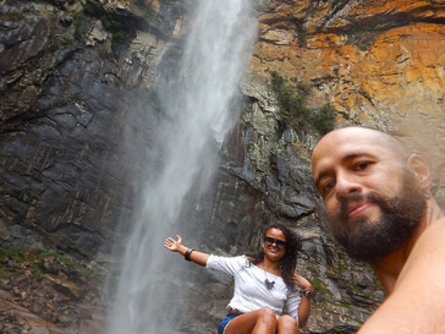 Rosana e eu com a Cachoeira do Tabuleiro ao fundo