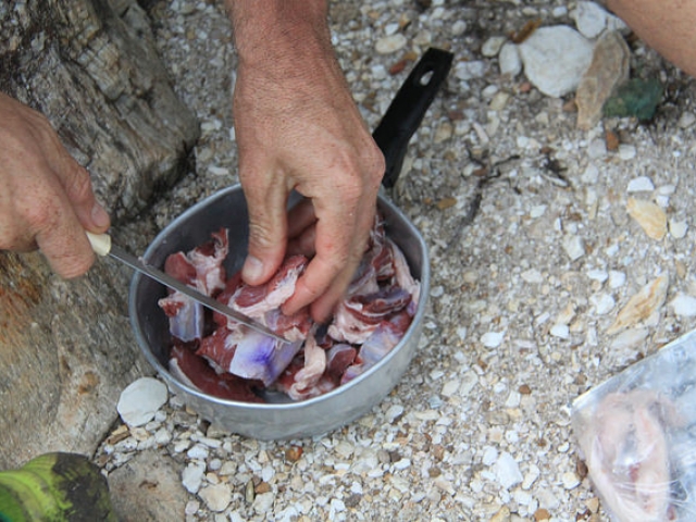 Thiago preparando a carne seca para sua feijoada
