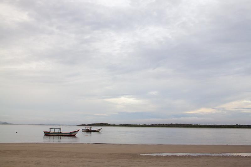 Na praia em Superagui com vista para a Ilha das Peças